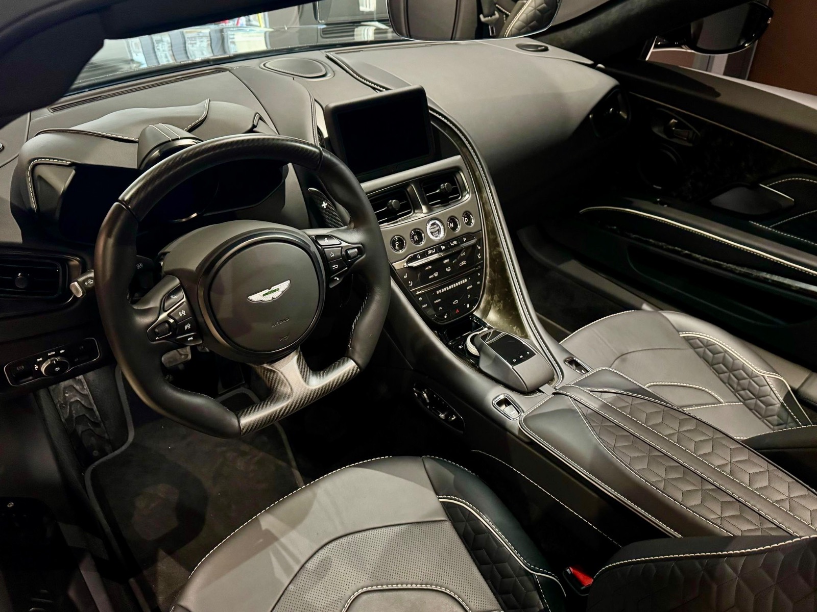 
								Aston Martin DBS V12 Superleggera Volante 2022 full									