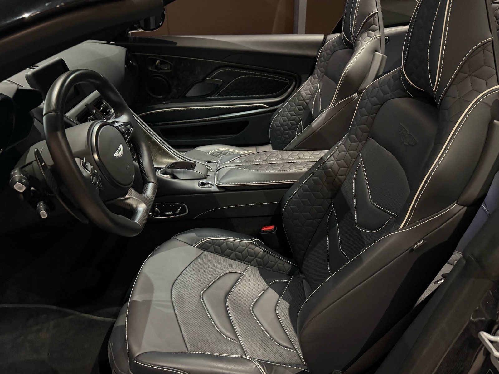 
								Aston Martin DBS V12 Superleggera Volante 2022 full									