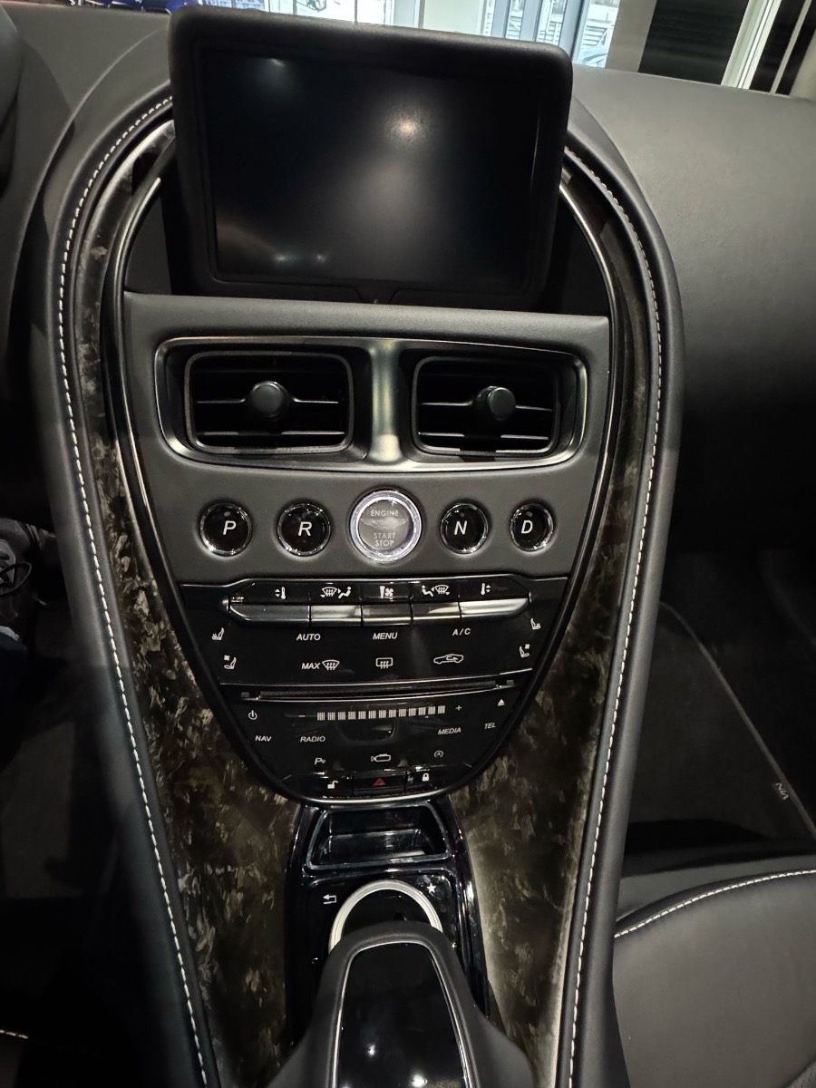 
								Aston Martin DBS V12 Superleggera Volante 2022 full									