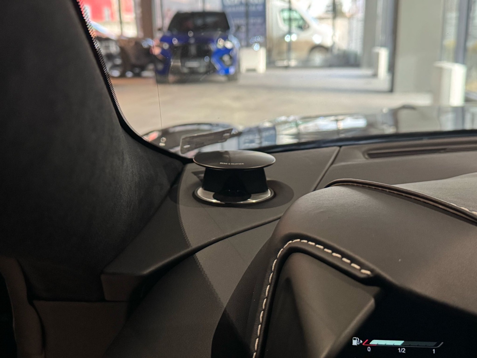 
								Aston Martin DBS V12 Superleggera Volante 2022 full									