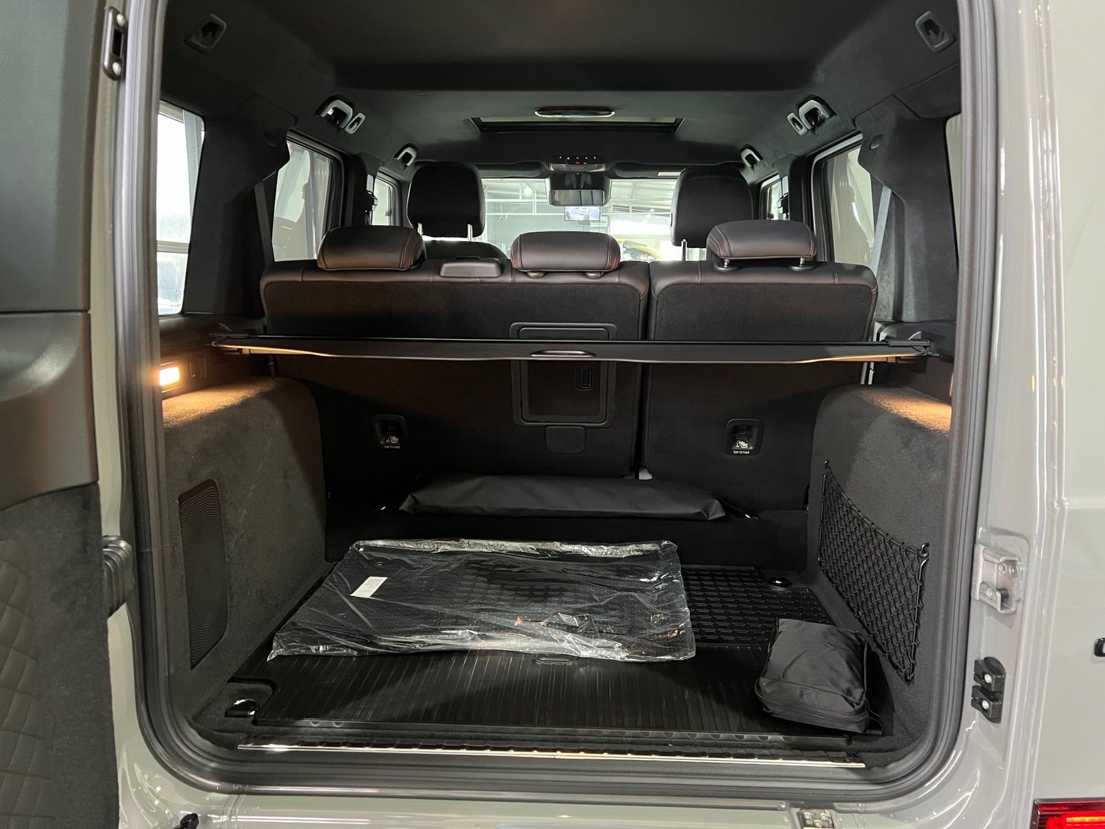 
								Mercedes-Benz G63 AMG 2025 full									
