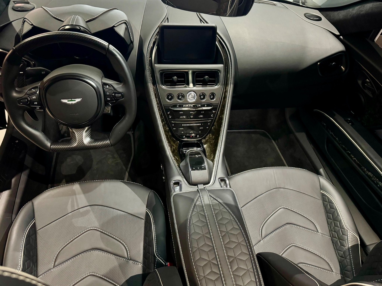 
								Aston Martin DBS V12 Superleggera Volante 2022 full									