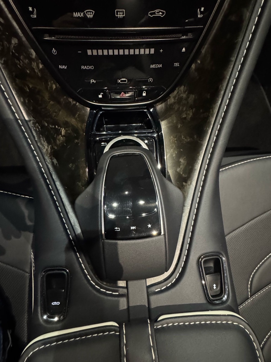 
								Aston Martin DBS V12 Superleggera Volante 2022 full									