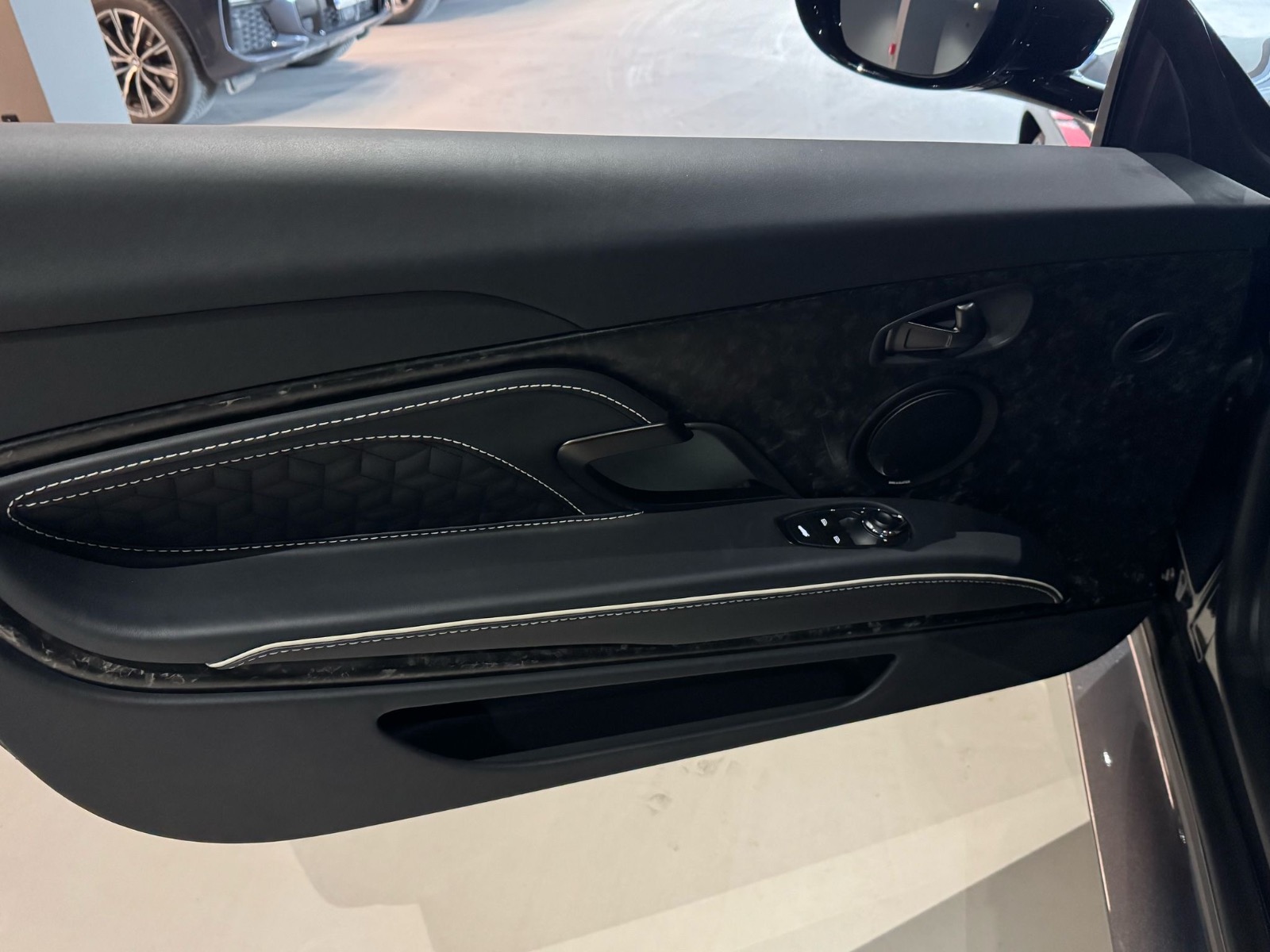 
								Aston Martin DBS V12 Superleggera Volante 2022 full									