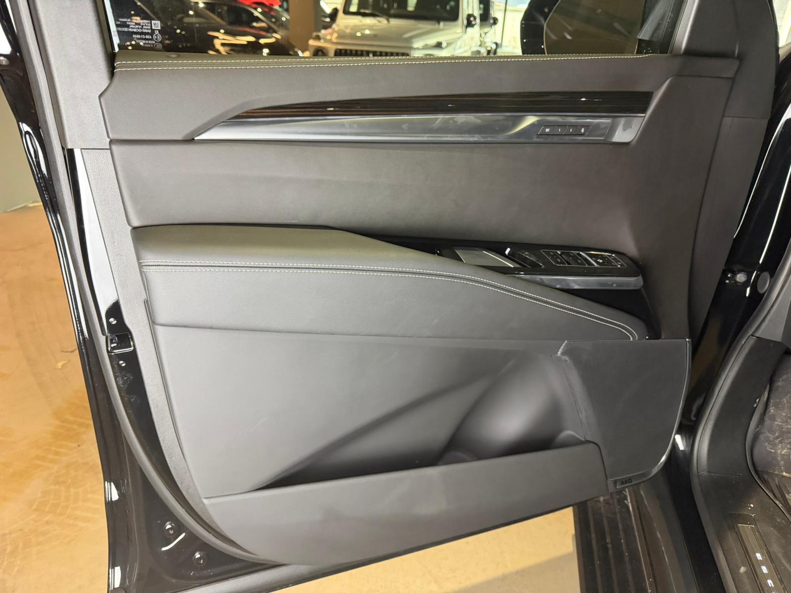 
								Cadillac Escalade 6.2 V8 2025 full									